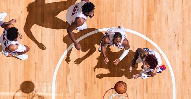 开云综合服务-马克西33分恩比德27+8+4+2 76人轻取猛龙