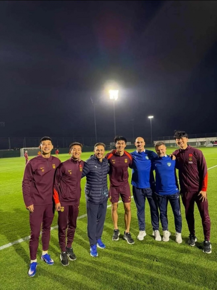 开云品牌-师徒再聚首!前广州球员与卡纳瓦罗合影,曾一起夺2019年中超冠军